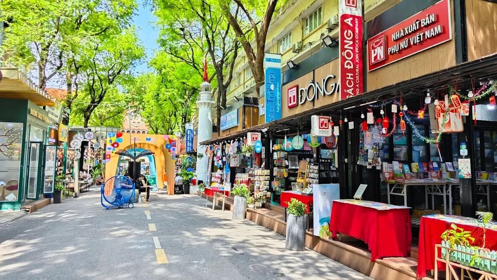 Các tiệm sách trên đường sách Nguyễn Văn Bình