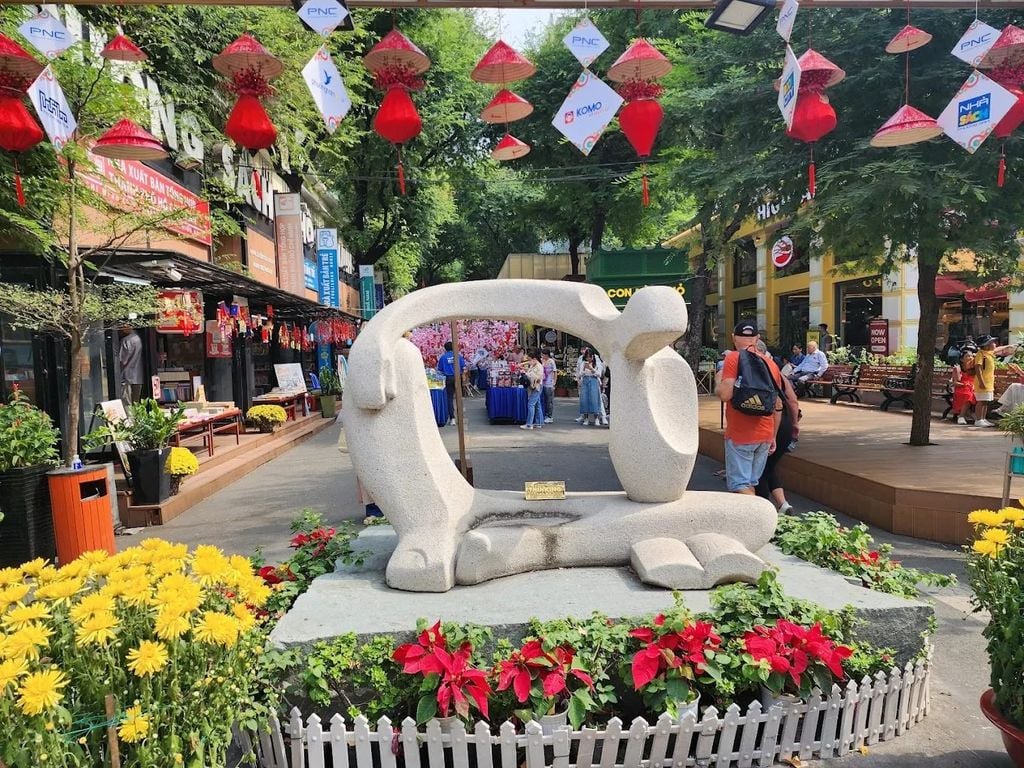 Trục chụp ảnh đường sách Nguyễn Văn Bình