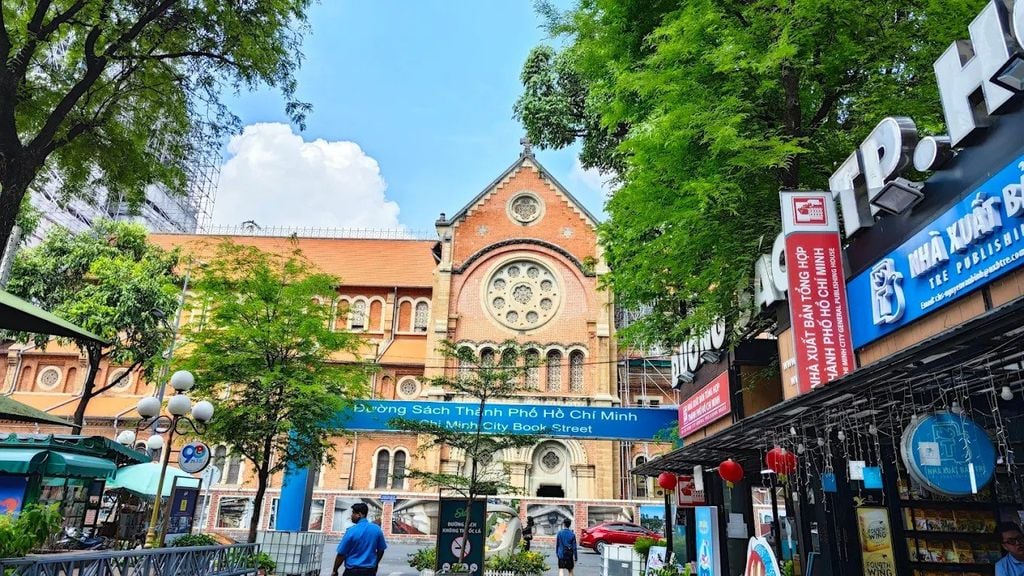 Nhà thờ Đức Bà ngay cạnh Đường sách Nguyễn Văn Bình
