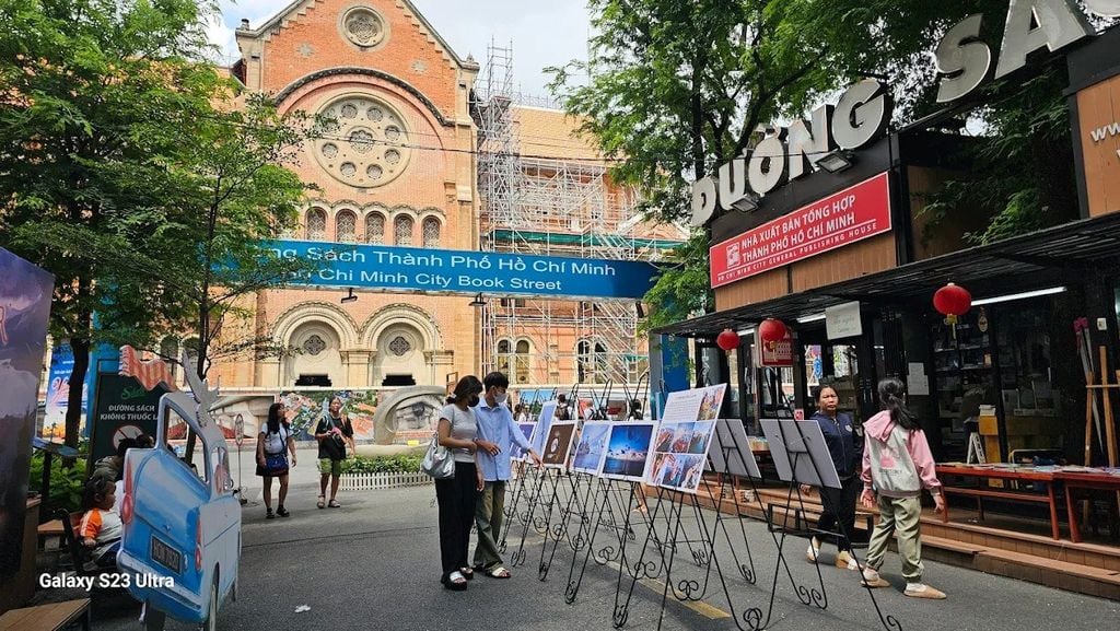 Hình ảnh đường sách Nguyễn Văn Bình chụp bằng điện thoại