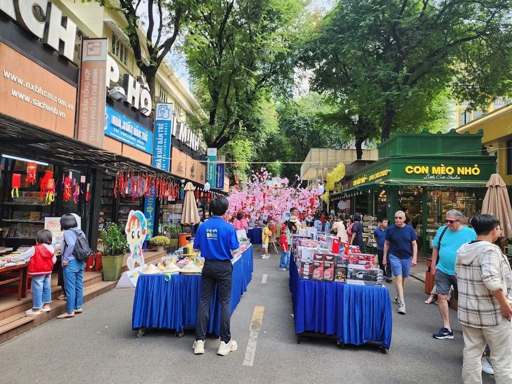 Gian hàng các nhà xuất bản Đường sách Nguyễn Văn Bình