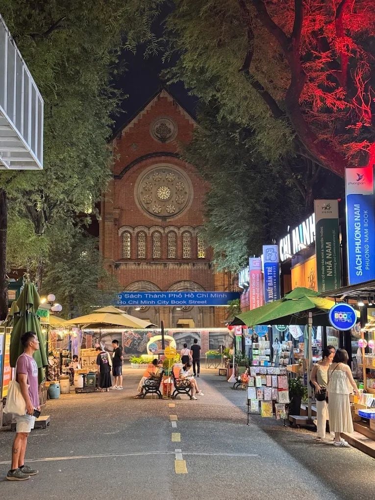 Đường sách Nguyễn Văn Bình mở cửa từ 08:00 sáng đến 21:00 tối mỗi ngày