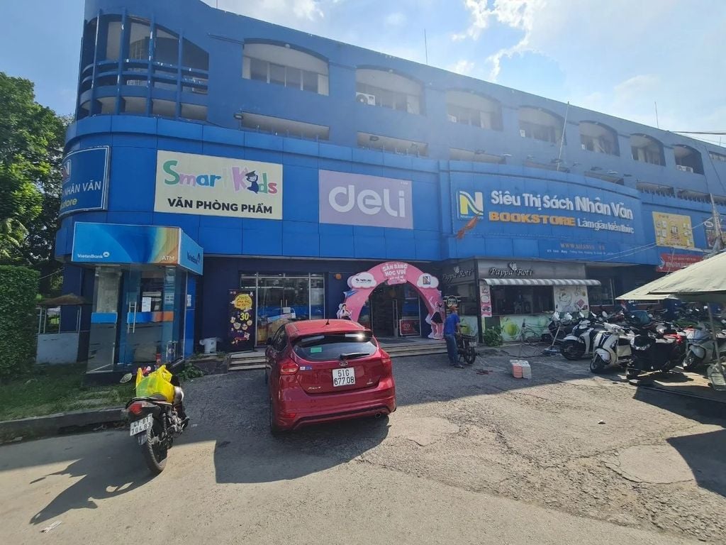 Nhà sách Nhân Văn Quận 10 (chi nhánh CMT8)