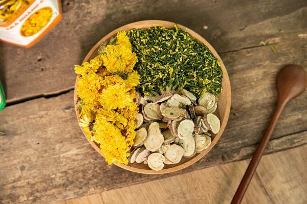 Trà Tâm Sen: Bí Quyết Giấc Ngủ Ngon và Triết Lý Chữa Bệnh Từ Gốc Rễ