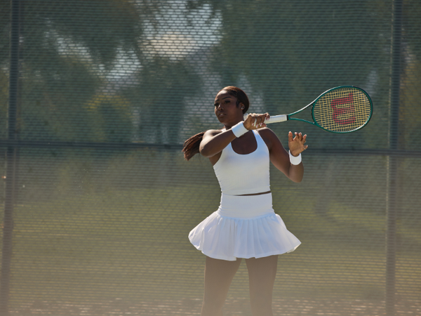 chan-vay-tennis-nu-wilson:-khi-truyen-thong-gap-su-tu-do-&-hieu-nang-hien-dai