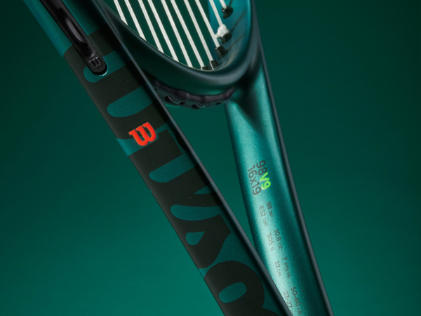 vot-tennis-wilson-blade-cay-vot-chuan-kiem-soat-cho-loi-danh-hien-dai