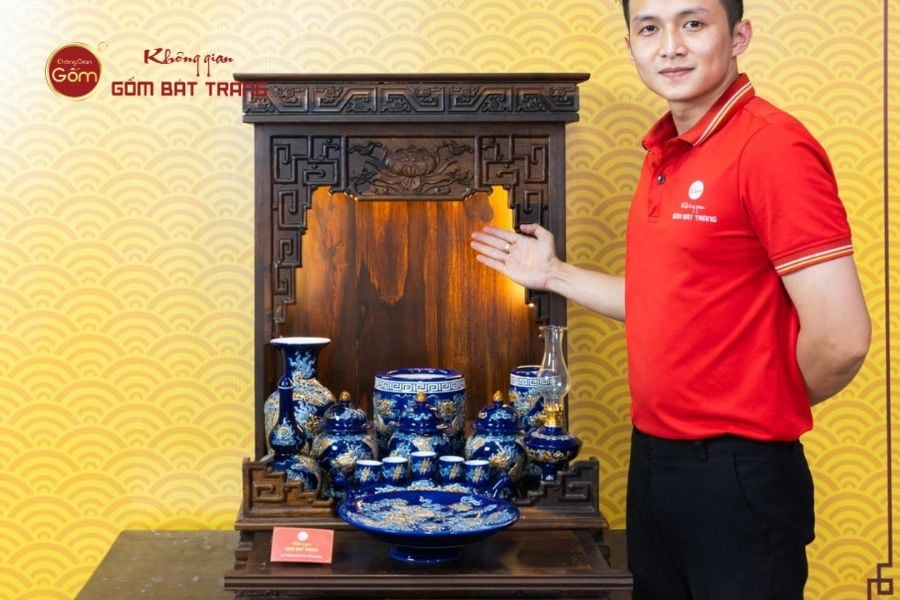 ban-tho-than-tai-tho-dia-men-xanh-coban-9-mon-khong-gian-gom-bat-trang