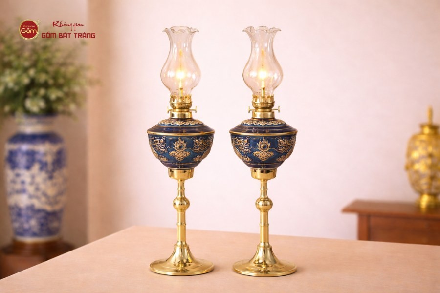 Đèn dầu thờ trên bàn thờ Phật