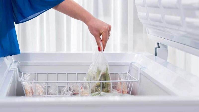 Bỏ hết thực phẩm và khay đá ra ngoài tủ đông để vệ sinh tủ dễ dàng