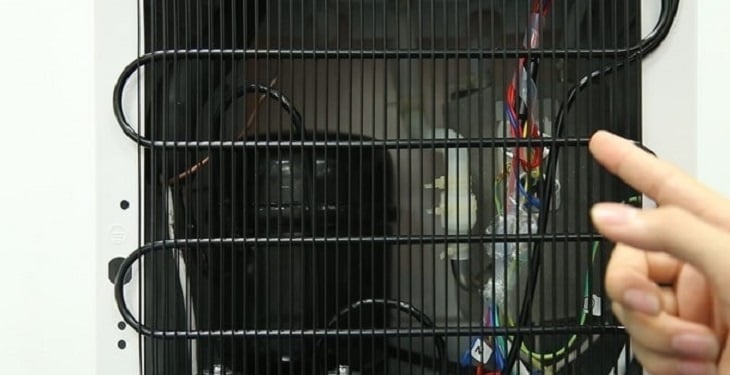 Vệ sinh định kỳ dàn nóng, dàn lạnh để tủ đông hoạt động hiệu quả