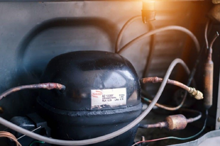 Tủ đông gặp các lỗi kỹ thuật phức tạp như thiết bị xả đá, bo mạch bị hỏng, bạn nên liên hệ thợ chuyên nghiệm để kiểm tra và khắc phục