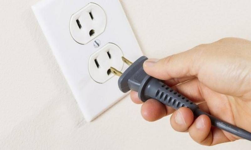 Bạn cần rút phích cắm tủ đông ra khỏi nguồn điện để đảm bảo an toàn