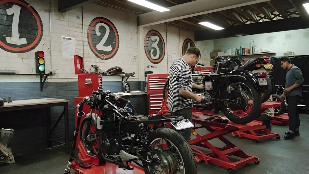 Kinh doanh dịch vụ sửa chữa và thay thế phụ tùng xe máy