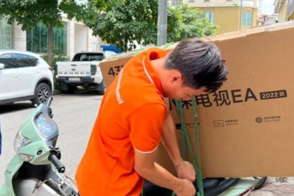 Kỹ thuật dùng dây ràng khi thực hiện cách chở tivi bằng xe máy
