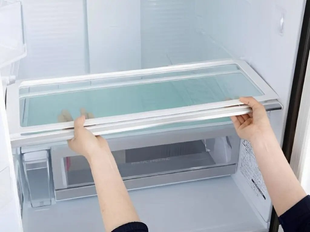 Tháo các khay kệ khi vận chuyển tủ lạnh