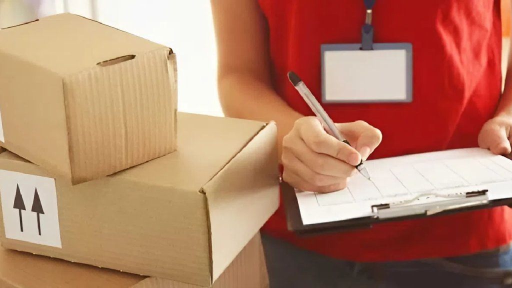 Người nhận kiểm tra hàng hóa và ký xác nhận