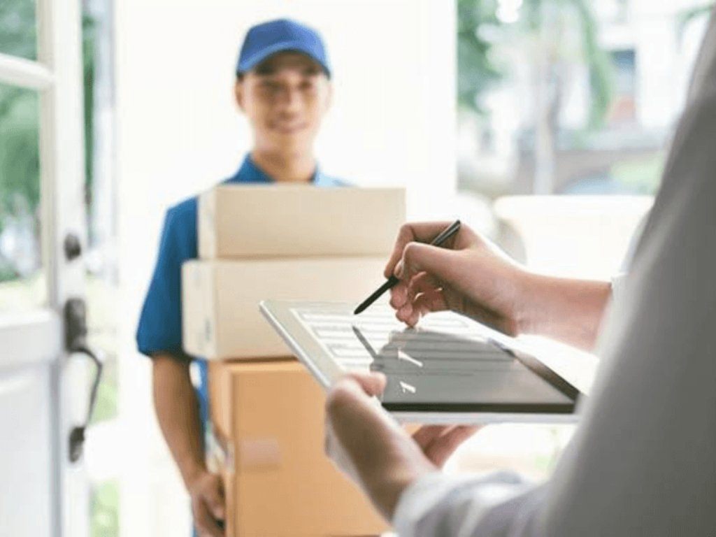 Người nhận nhận hàng, kiểm tra và thanh toán cho bên chành xe.
