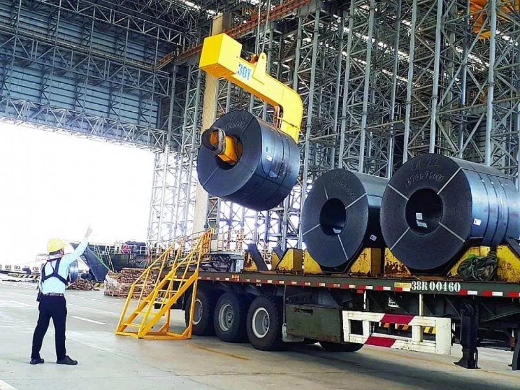 Trước khi vận chuyển sắt thép, bạn cần bốc xếp hàng và chằng buộc đúng cách
