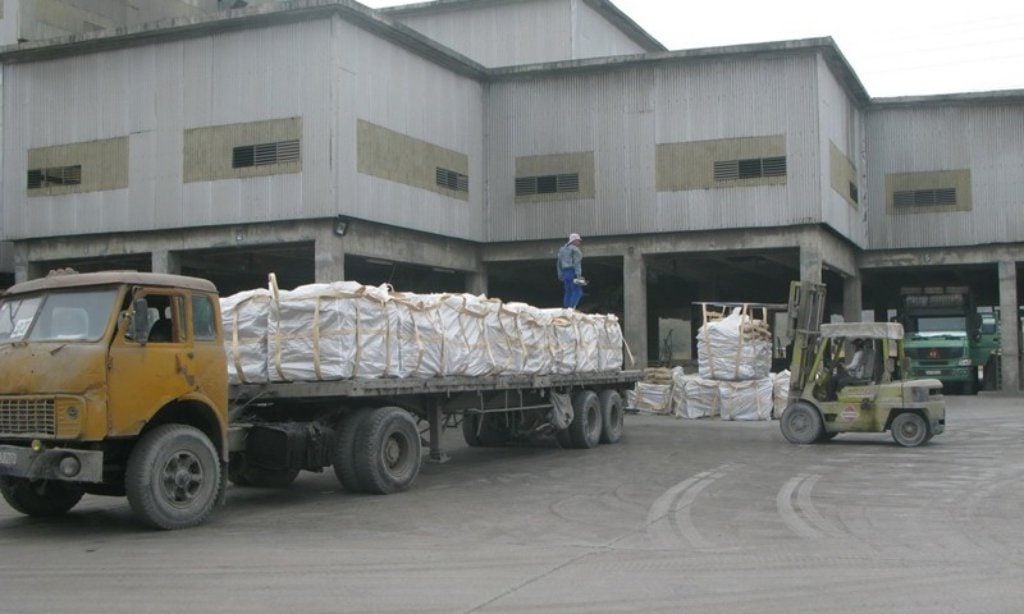 Cách vận chuyển xi măng bằng đường bộ sử dụng xe tải, xe bồn