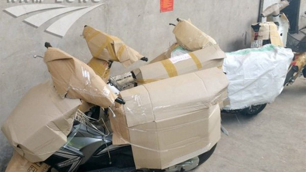 Xe máy được đóng gói bảo vệ trước khi vận chuyển bằng tàu hỏa