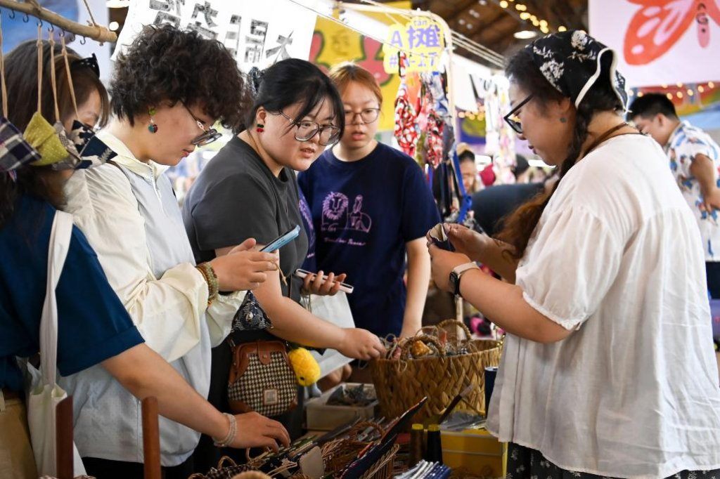 Bạn có thể trực tiếp đến Trung Quốc để săn hàng nội địa giá tốt.