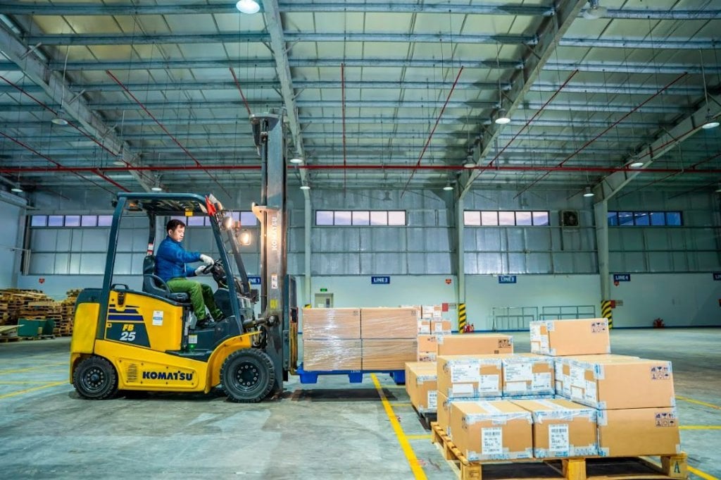 Nên dùng kho trung chuyển nếu kinh doanh đa kênh và có phạm vi giao hàng lớn.