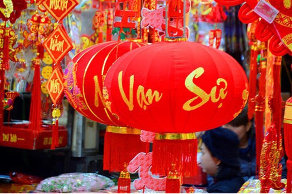 Lồng đèn đỏ truyền thống kết hợp đèn LED hiện đại tạo không gian Tết rực rỡ