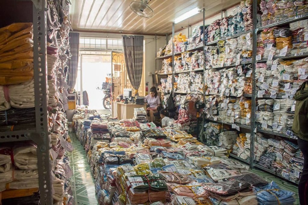 Bạn có thể nhập sỉ quần áo qua trung gian hoặc trực tiếp từ xưởng.