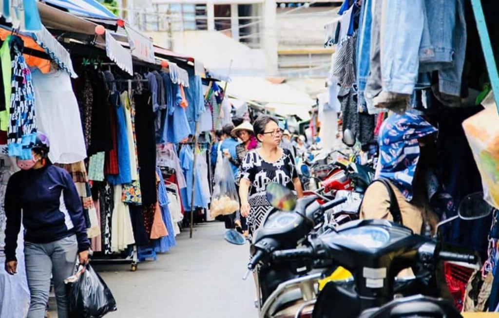 Chợ đầu mối là một nguồn cung quần áo tốt cho shop online