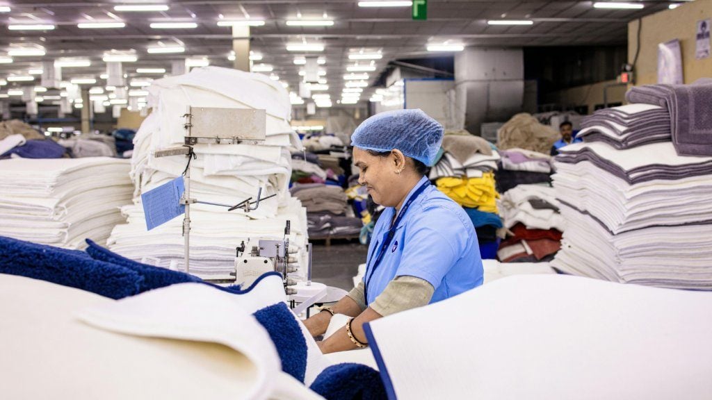 Liên hệ trực tiếp xưởng sản xuất để lấy nguồn cung quần áo chất lượng.