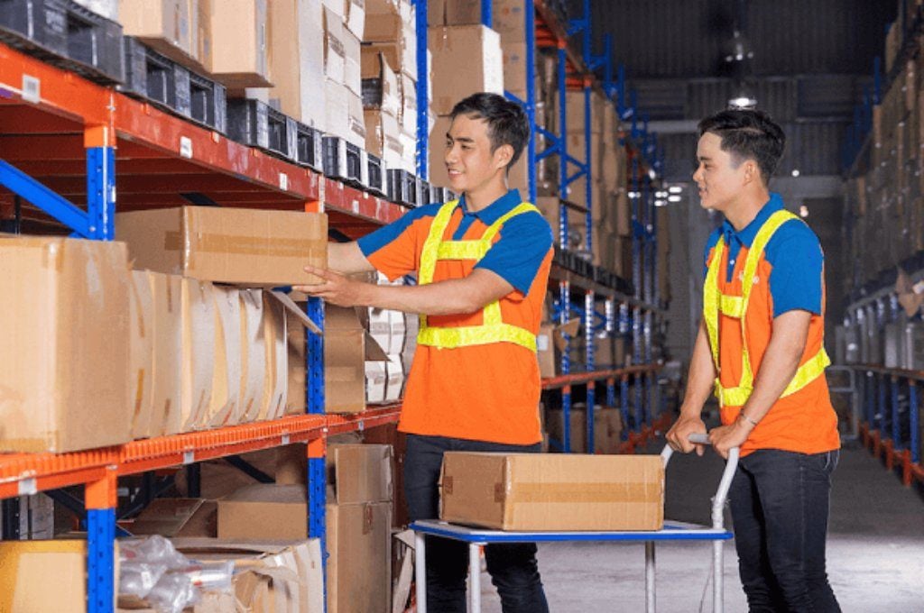 Nhân viên thực hiện lấy hàng ghi trên phiếu xuất kho.