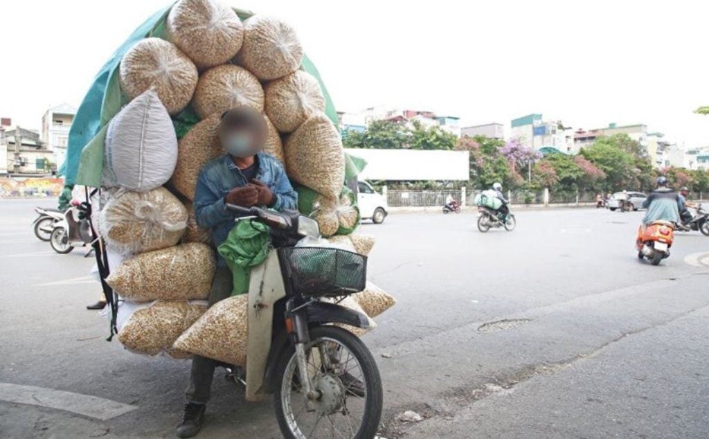 Quy định chở hàng cồng kềnh bằng xe máy