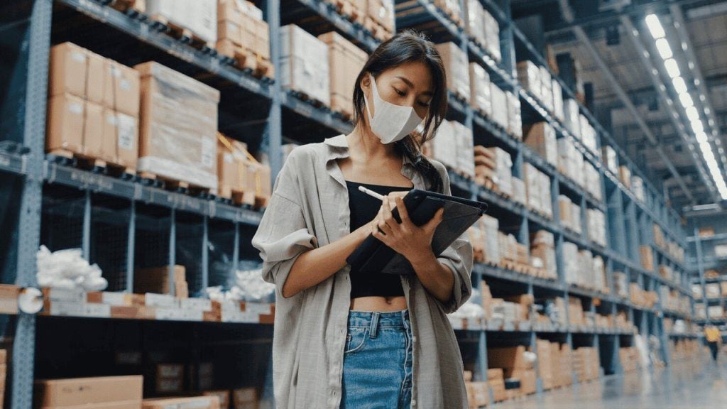 Nhân viên kho lập phiếu nhập kho và sắp xếp hàng hóa