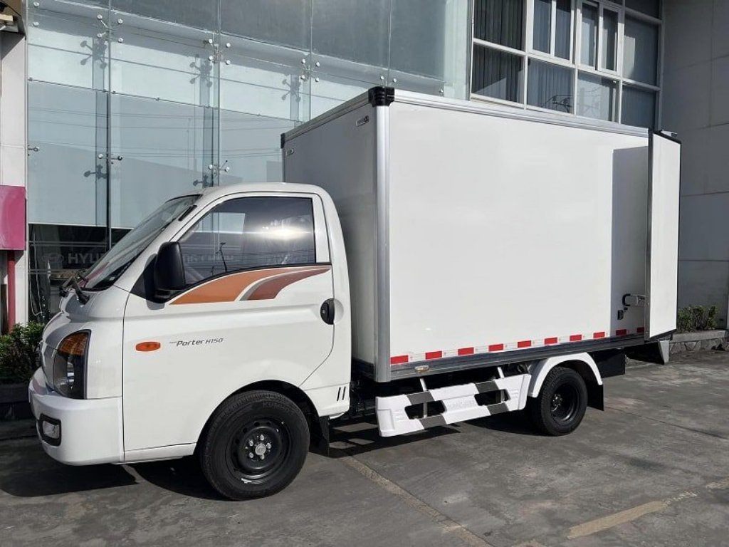 Xe tải 1 tấn chở hàng thuận tiện vận chuyển trong nội thành.