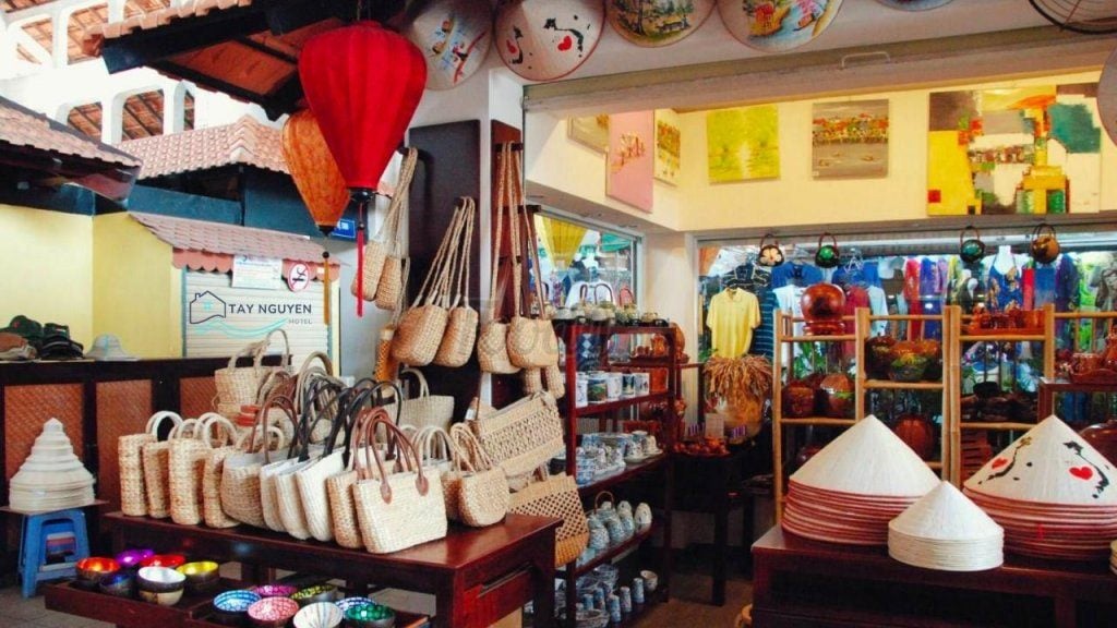 Mở cửa hàng quà lưu niệm với vốn 50 triệu.