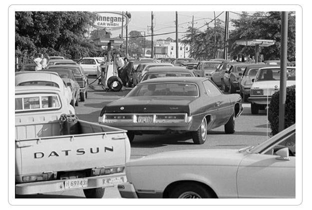 Cú sốc giá dầu cùng cảnh xếp hàng mua xăng thổi bùng cơn phẫn nộ trong dân chúng