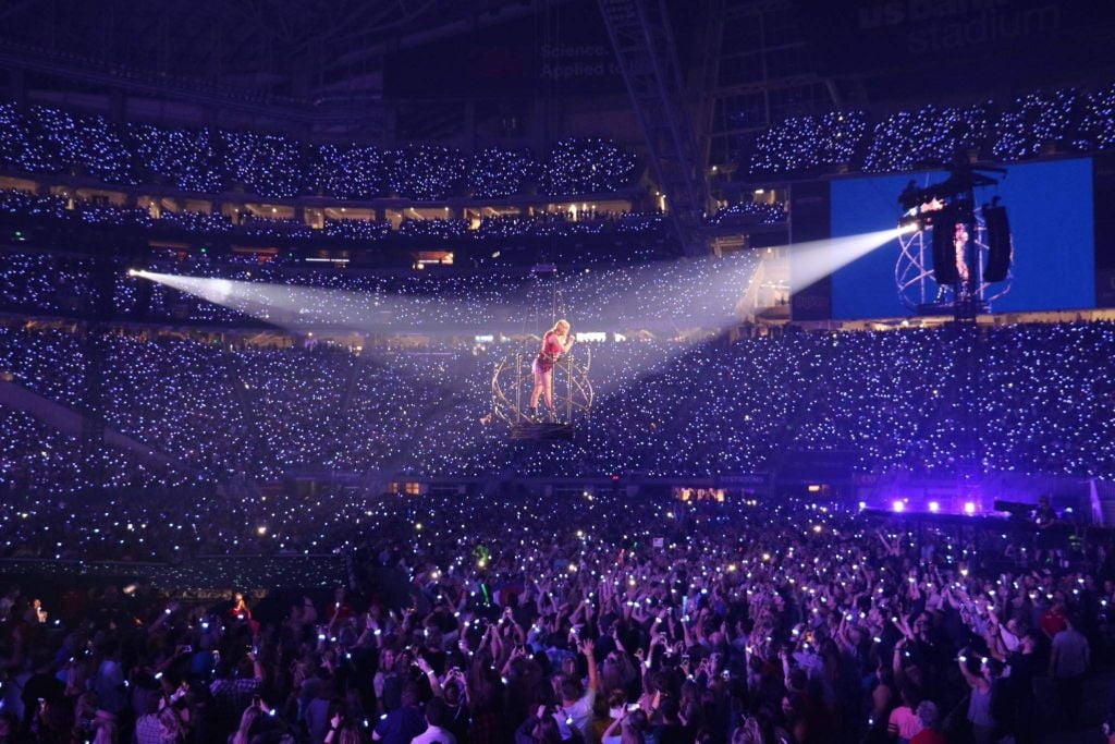 Taylor sở hữu cộng đồng fan “Swifties” trải rộng toàn cầu, có khả năng tạo ra những làn sóng mạnh mẽ trên mạng xã hội và thị trường âm nhạc