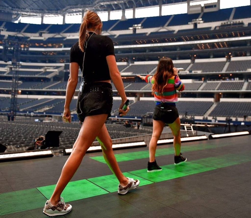 Đôi chân dài nổi tiếng của Taylor Swift