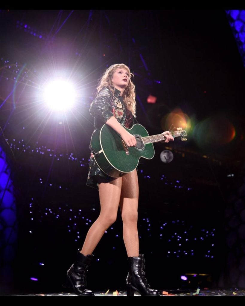 Taylor Swift thuộc top đầu về chiều cao trong số các ca sĩ nữ của Hollywood