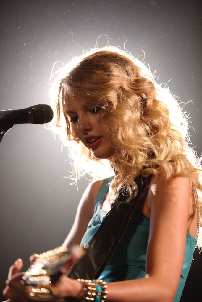 Từ năm 2006 đến nay, Taylor Swift đã phát hành tổng số hơn 240–250 bài hát