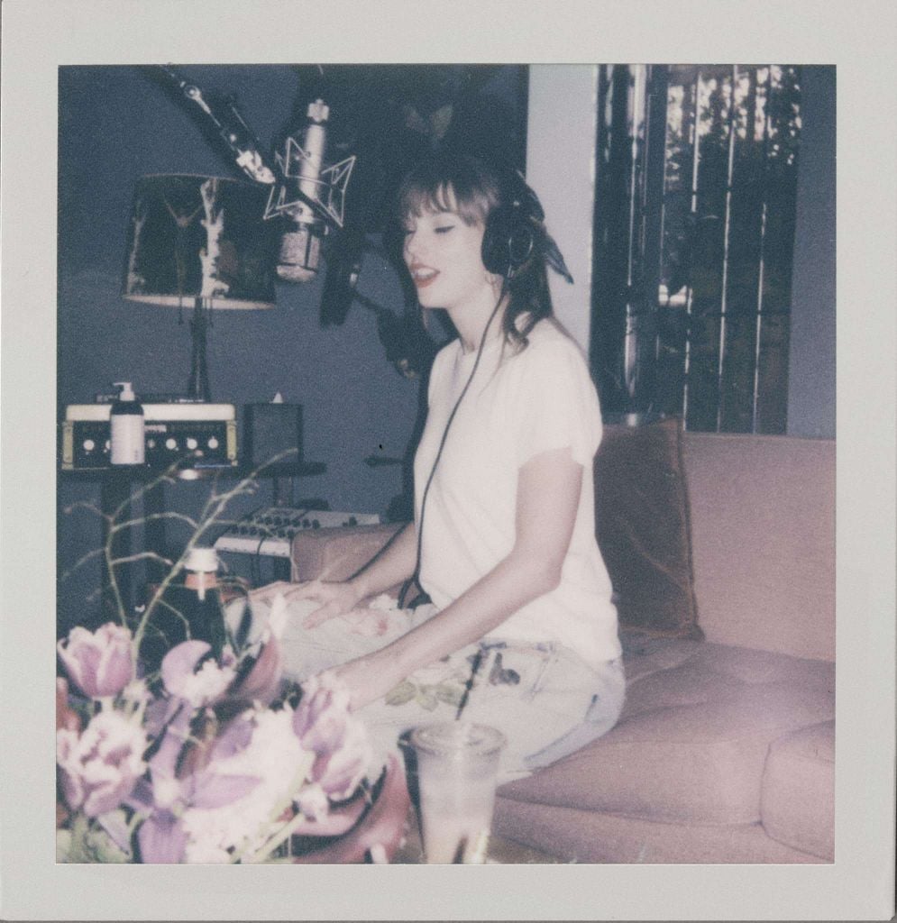 Taylor Swift bắt đầu nổi tiếng từ năm 2006, khi cô ra mắt album đầu tay “Taylor Swift”