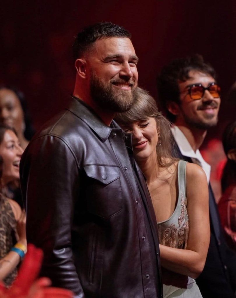 Taylor Swift và Travis Kelce tiếp tục xuất hiện cùng nhau tại nhiều sự kiện lớn
