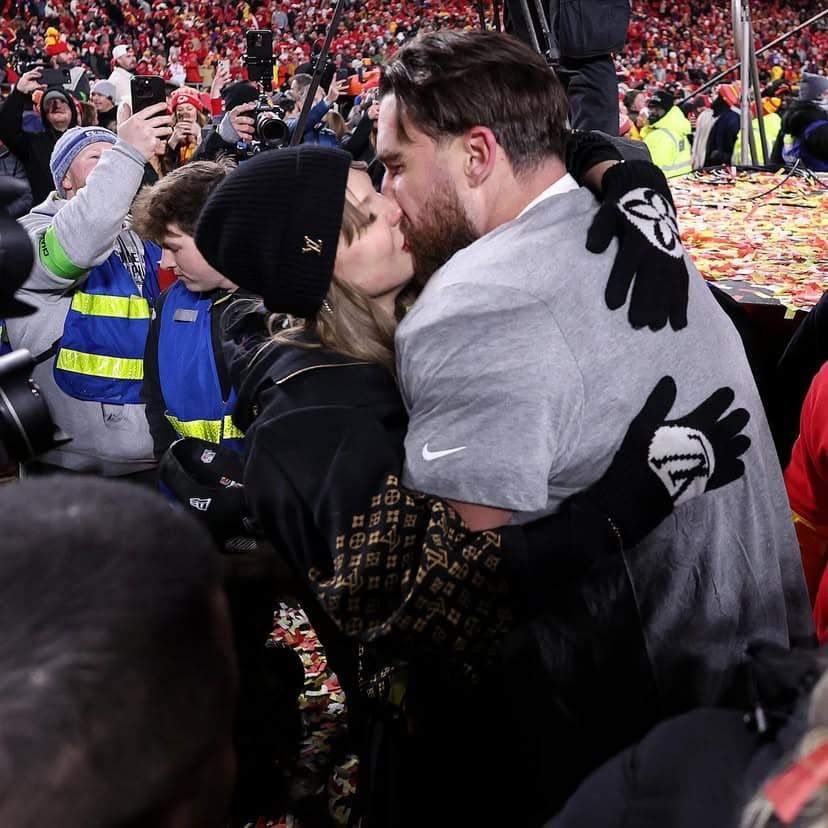Taylor Swift Taylor Swift thường xuyên xuất hiện cùng Travis Kelce và có những cử chỉ thân mật công khai