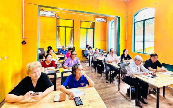 Lớp học AI cho người cao tuổi ở Hồ Chí Minh - Công Dân Số bạc