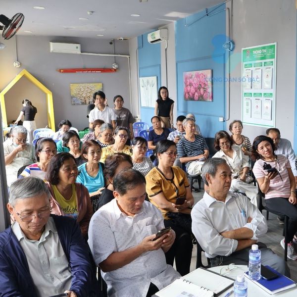 người cao tuổi học công nghệ