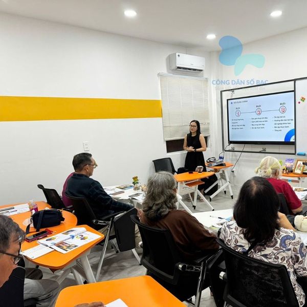 Người cao tuổi học kỹ năng số