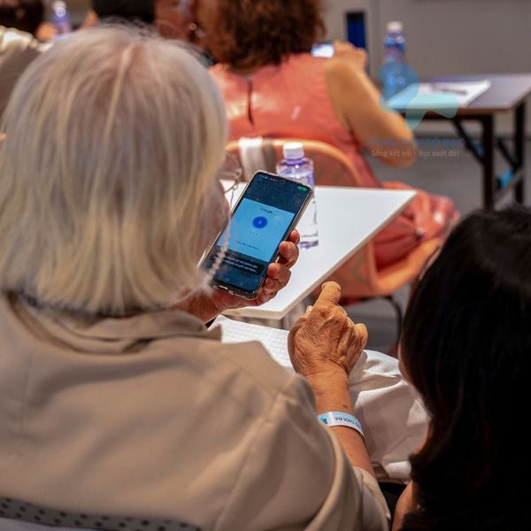 người cao tuổi dùng các ứng dụng công nghệ