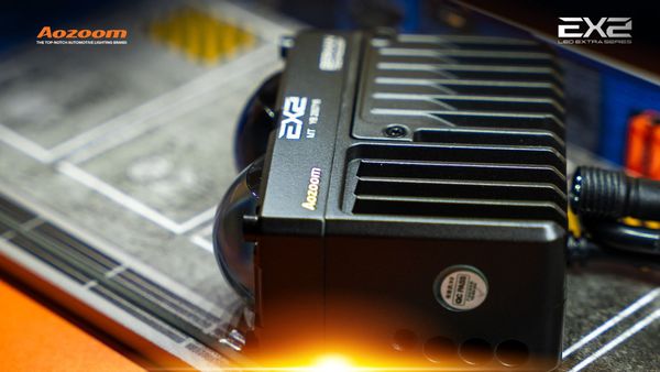 Durable construction of an AOZOOM EXTRA series light.