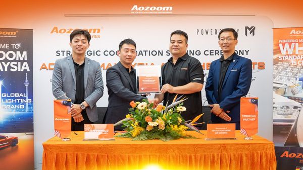 AOZOOM Platinum Dealer certificate presentation to VIP 11 Auto Centre Representative Mr Wong Ing Hua