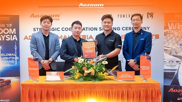 AOZOOM Silver Dealer certificate presentation to First Star O&E Accessories Representative Mr Chan Chi Ming